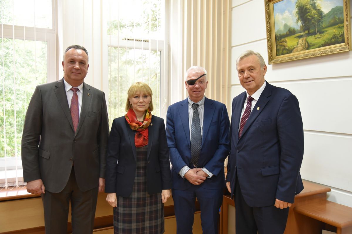 Dr. Banks cu Ministra Sănărății